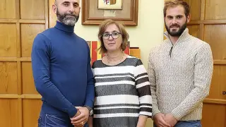 Elena junto a Fran Aísa y Miguel Ara, los tres actuales concejales del PAR en el Ayuntamiento de Jaca.
