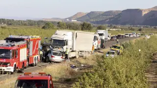 Imagen del accidente mortal ocurrido en la A-131, en Chalamera, tras el choque de un camión y un todoterreno.