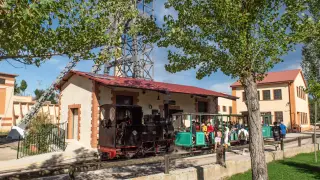 Turistas en el tren Hulla –funciona con carbón– que recorre 2,5 kilómetros en Utrillas.