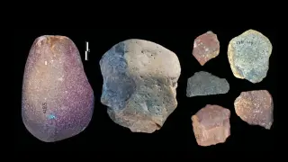 Diversas herramientas de piedra –dos núcleos y cinco lascas– encontradas en Nyayanga, Kenia.