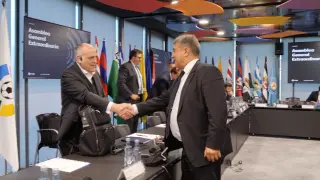 Javier Tebas saluda a Joan Laporta antes de la Asamblea General Extraordinaria de LaLiga