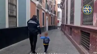 La Policía Local de Sevilla ayuda a un niño en su camino al colegio