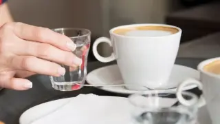 Café y agua, en una imagen de archivo