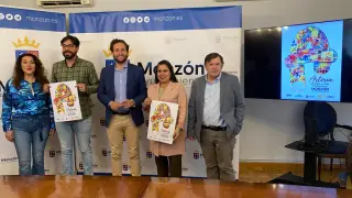 El alcalde, concejal, director de la feria, artista y galerista mexicana en la presentación de las últimas novedades de Arteria.