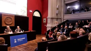 El rector de la Universidad de Zaragoza, José Antonio Mayoral, y el consejero delegado de Ibercaja Banco, Víctor Iglesias.