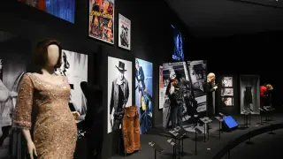 Indumentaria de populares películas en la exposición de Gaultier en el Caixaforum de Zaragoza.