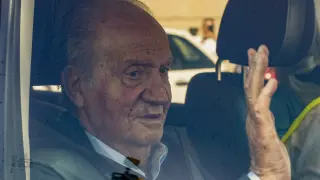 Juan Carlos I saluda a la prensa a su llegada a la casa de Pedro Campos
