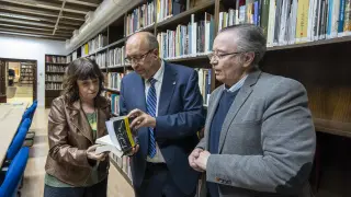 Maícas -a la derecha-, junto al presidente de la DPT, Manuel Rando, y la periodista Rosa Montero, en la presentación del último Turia.