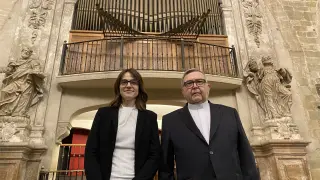 María Puértolas y José Huerva ante el órgano de la Catedral de Barbastro.