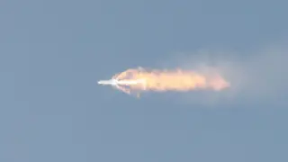 Momento en el que el Starship de Elon Musk estalla en pleno vuelo, pocos segundos después de su despegue.