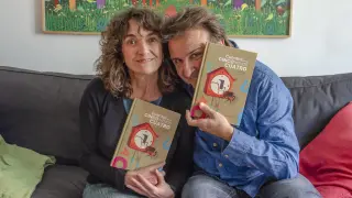 Inma Grau y Oswaldo Felipe con su espléndido libro, que publicó el sello Diego Pun Ediciones.