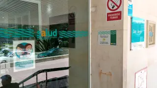 Señales antitabaco en la puerta del Hospital Universitario San Jorge de Huesca.