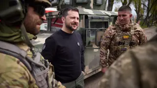 Zelenski visita las posiciones avanzadas de la defensa ucraniana en Avdiivka, en la región ocupada del Donetsk.