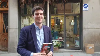 Alfredo Andreu, delante de la librería Amapolas en octubre, en Madrid, donde ha presentado su libro 'Cisne de papel'.