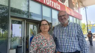 Dori Carrillo y Tomás Soria, ante su restaurante La Torreta, en Parque Venecia.