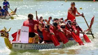 El equipo de barco dragón del Moncayak Hiberus compitiendo en el estanque del Retiro, en el Campeonato de España.