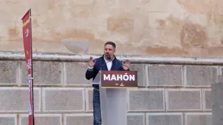 El presidente de Vox, Santiago Abascal, en un acto en la Plaça de la Conquesta de Mahón (Menorca), ante unas 350 personas