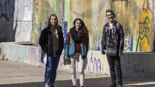 Las jóvenes Belén Sancerni, Amaranta Garcés y Helena García, frente a la sede de OSTA, en Pablo Remacha, en Zaragoza.