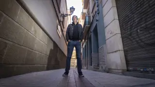 Nacho Royo posa en una de las calles de su Zaragoza natal