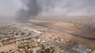Humo tras combates registrados en la ciudad de Khartoum