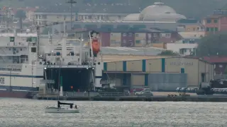 Los tanques Leopard son embarcados en el puerto de Santander, desde donde ya viajan hacia Ucrania.
