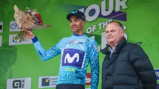 Samitier recibe el premio del ganador de la montaña en el Tour de los Alpes.