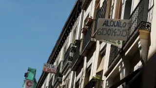 Vivienda y locales en alquiler en una calle de Madrid.