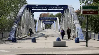 El puente de Hierro de Zaragoza, afectado por la oxidación y las pintadas