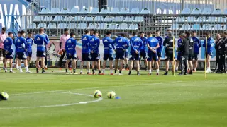 La plantilla del Real Zaragoza atiende a Escribá en la charla previa al último entrenamiento de la semana pasada en la Ciudad Deportiva.