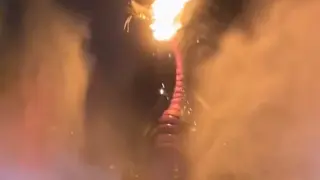 La estructura de dragón de la atracción en el parque Disney de California, envuelta en llamas.