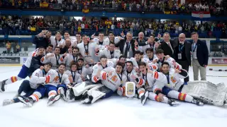 La selección española de hockey hielo celebra el Mundial conquistado en Madrid.