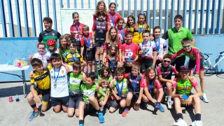 Los premiados en las categorías de escuela del Trofeo San Jorge de ciclismo.