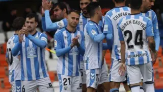 Los jugadores del Málaga celebran su victoria este domingo en Lugo, ya descendido.