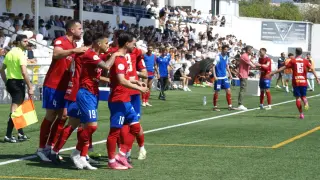 ;os jugadores del Teruel celebran un gol ante la Peña Deportiva