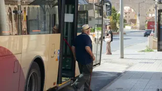 Un viajero baja del autobús urbano en la céntrica Ronda de Dámaso Torán de Teruel.