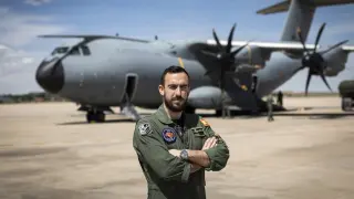 El capitán Carlos Miraz, que dirigió el avión A400M en Jartum (Sudán), que rescataron a 104 personas el pasado domingo por la noche, en su llegada ayer a la base de Torrejón de Ardoz.