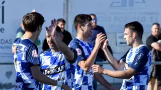 Los jugadores del Tamarite celebran un gol.