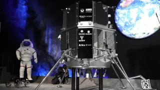 Un modelo del módulo de aterrizaje de la misión japonesa de aterrizaje lunar Hakuto-R Mission1 (Hakuto-R M1)