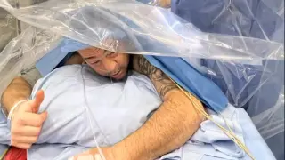 La novedosa técnica permite interaccionar al paciente, que permanece despierto, con el cirujano que puede controlar que no se produce daño durante la intervención