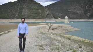 El alcalde de Aínsa, uno de los municipios afectados por la sequía, en el embalse de Mediano.