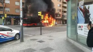 El autobús incendiado en San José.