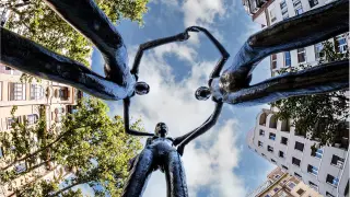 La escultura 'Complicidad' de Alberto Gómez Ascaso.