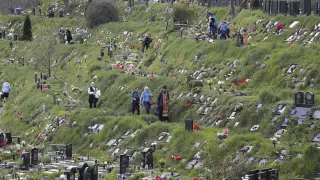 Ucranianos visitan un cementerio