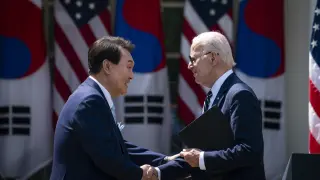 El presidente de los Estados Unidos, Joe Biden, y el presidente de Corea del Sur, Yoon, dan una conferencia de prensa