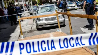 Agentes de la policía nacional custodian el coche con el que han sido atropelladas varias personas en Madrid.