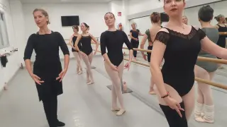 En clase en la escuela de danza de Carmen Aldana.