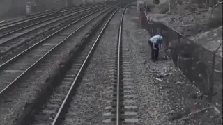 Un conductor de un tren salva a un niño de un accidente al frenar el convoy para rescatarlo