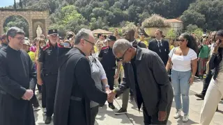 Barack Obama saluda al padre Manel Gasch i Hurios, abad de Montserrat.