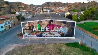 El nuevo mural está a la entrada de la población.