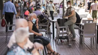 Personas mayores en la calle de Delicias de Zaragoza.